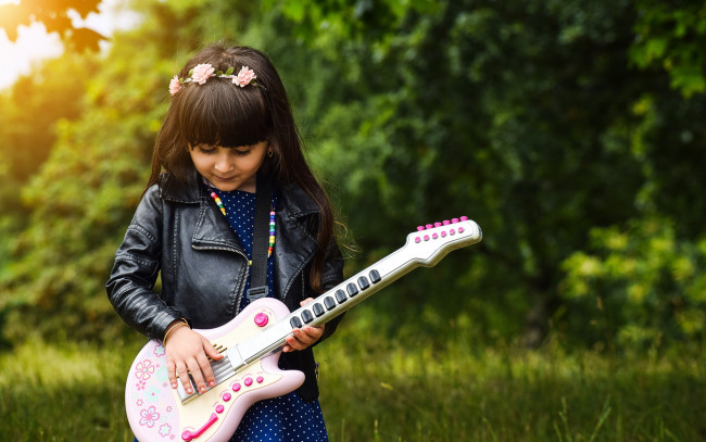 Обои картинки фото музыка, -другое, девочка, куртка, гитара