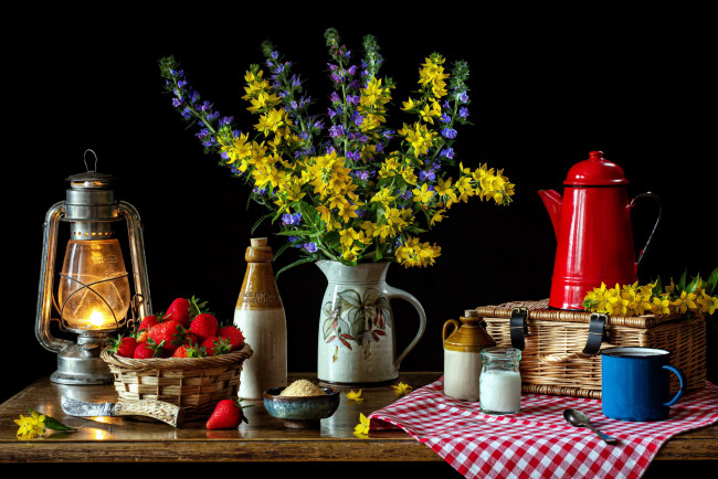 Обои картинки фото еда, клубника,  земляника, корзинка, цветы, букет, лампа, сахар