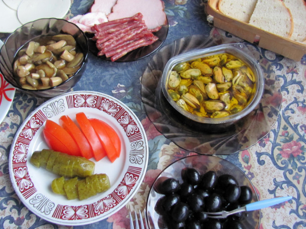 Обои картинки фото еда, разное, мидии, маслины, помидоры, огурцы, маринованные, грибы