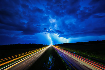 Картинка природа молния +гроза огни ночь дорога