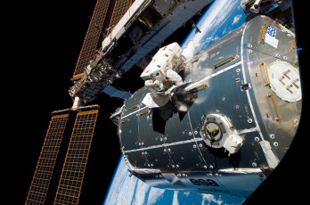 Картинка космос космические+корабли +космические+станции земля станция астронавт