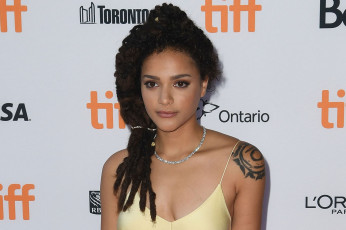 Картинка девушки sasha+lane украшения лицо дреды брюнетка тату