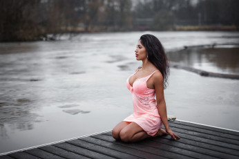 Картинка девушки -+брюнетки +шатенки девушка модель брюнетка поза река вода розовый красотка