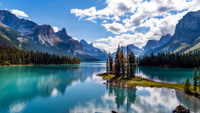 Обои картинки фото spirit island on maligne lake, jasper national park, alberta, canada, природа, реки, озера, spirit, island, on, maligne, lake, jasper, national, park