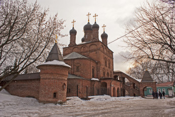 Картинка храм успения пресвятой богородицы крутицах города православные церкви монастыри деревья башня снег тучи