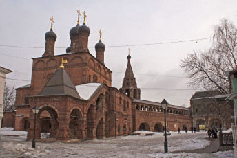 Картинка крутицкое подворье города православные церкви монастыри фонари снег дерево тучи храм