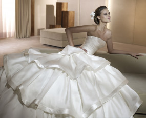 Картинка -Unsort+Брюнетки+Шатенки девушки unsort брюнетки шатенки невеста платье улыбка комната диван