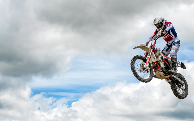 Обои картинки фото спорт, мотоспорт, мотоцикл, прыжок, небо