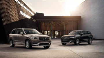 Картинка автомобили volvo двор темный седан джип светлый xc90 вольво здание