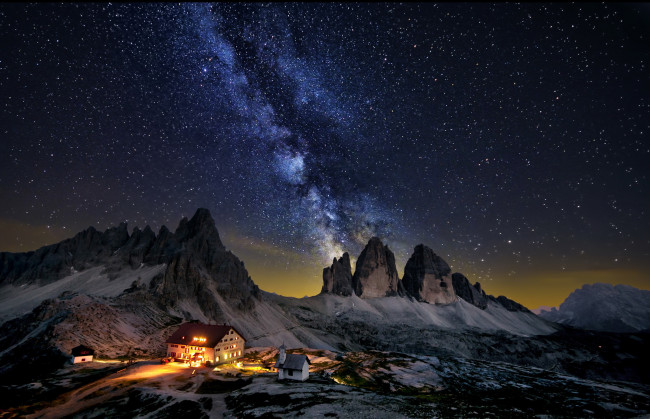 Обои картинки фото космос, галактики, туманности, дом, природа, горы, ночь