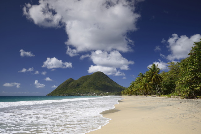 Обои картинки фото природа, тропики, облака, небо, гора, пальмы, песок, пляж, океан