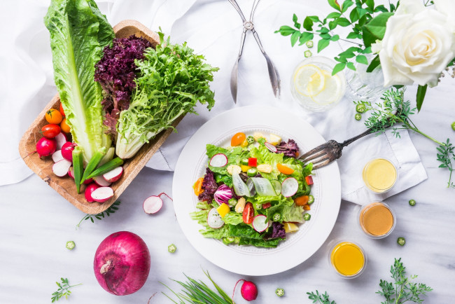 Обои картинки фото еда, салаты,  закуски, огурец, капуста, редис, овощи, помидоры, лук, свежесть, салат