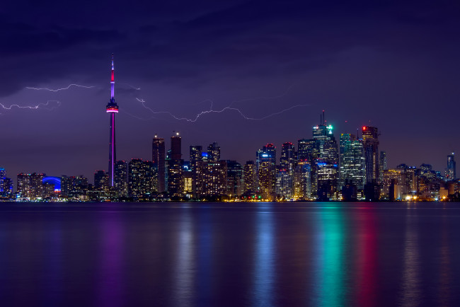 Обои картинки фото города, торонто , канада, вечер, торонто, небо, молния, гроза, свет, подсветка, дома, огни