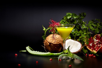 Картинка еда напитки +сок алоэ зелень кокос клубника гранат сок