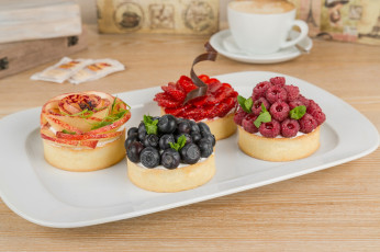 Картинка еда пирожные +кексы +печенье ягоды малина яблоко голубика кофе клубника
