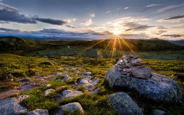 Картинка природа луга облака небо лучи холмы трава камни