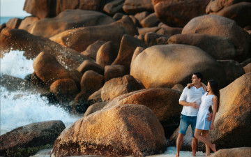 Картинка разное мужчина+женщина камни валуны берег океан пара влюблённые
