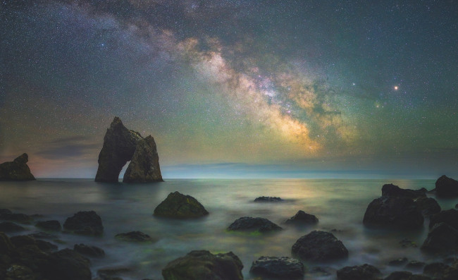 Обои картинки фото карадагский заповедник,  крым, природа, побережье, море, берег, небо, звезды, млечный, путь, ночь, скалы, камни
