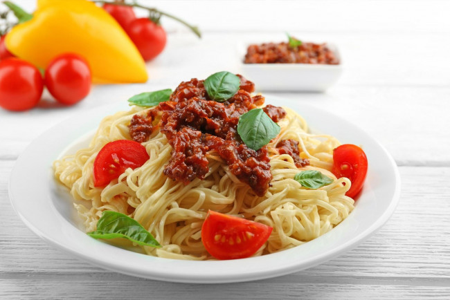 Обои картинки фото еда, макаронные блюда, паста, помидоры, болоньезе, томаты