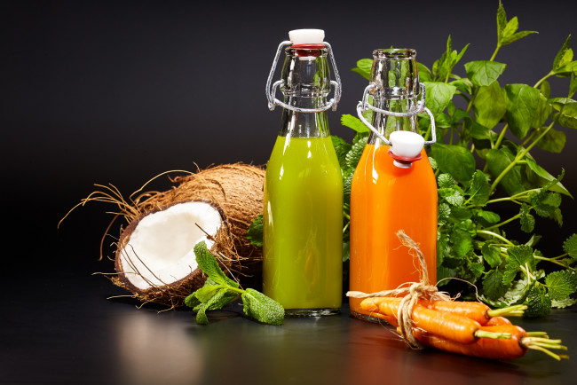 Обои картинки фото еда, напитки,  сок, сок, зелень, морковь, кокос