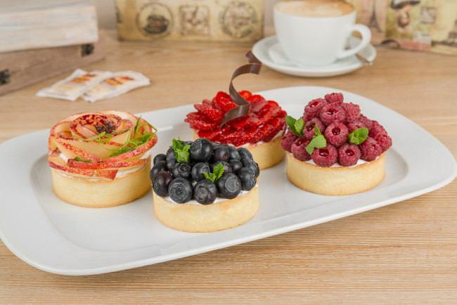 Обои картинки фото еда, пирожные,  кексы,  печенье, ягоды, малина, яблоко, голубика, кофе, клубника