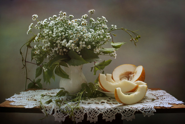 Обои картинки фото еда, дыня, цветы, натюрморт