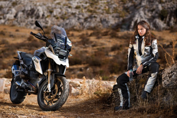 обоя bmw, мотоциклы, мото с девушкой, мотоцикл, девушка, модель