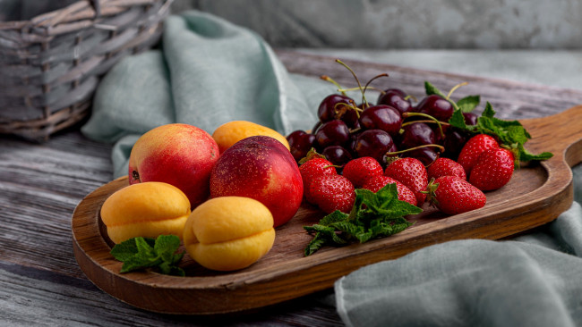 Обои картинки фото еда, фрукты,  ягоды, абрикосы, нектарины, вишни, клубника, мята