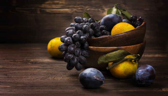 Обои картинки фото еда, фрукты,  ягоды, сливы, виноград, лимоны