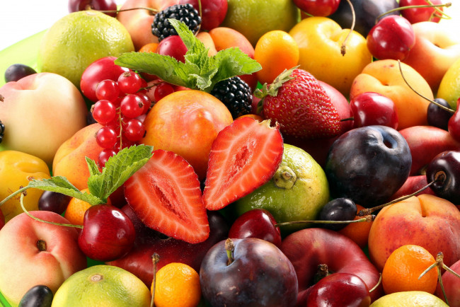Обои картинки фото еда, фрукты,  ягоды, ежевика, персики, клубника, смородина, сливы