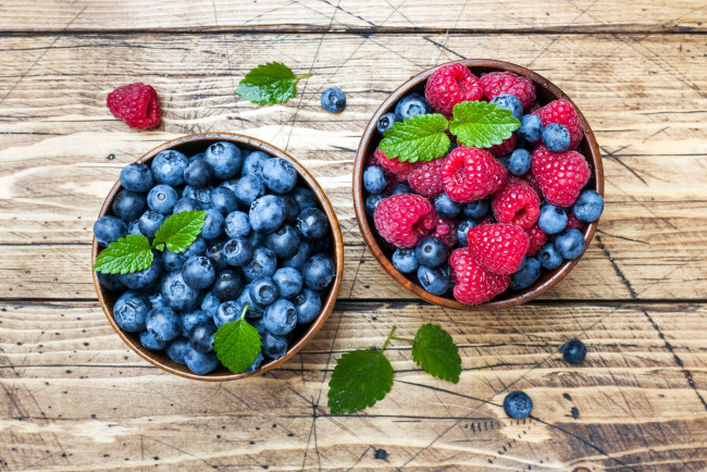 Обои картинки фото еда, фрукты,  ягоды, мята, малина, черника