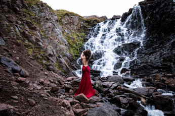 Картинка девушки -+брюнетки +шатенки женщины на природе водопад вода красное платье зрелые cветлана нестерова