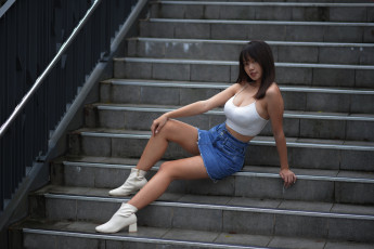 Картинка девушки -+азиатки азиатка модель женщины длинные волосы темные сидит лестница