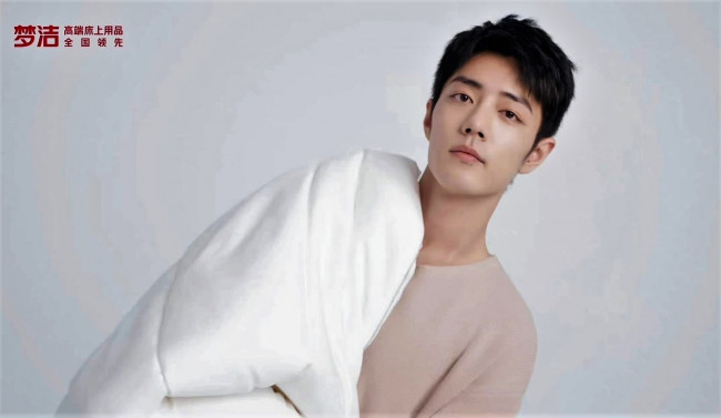 Обои картинки фото мужчины, xiao zhan, актер, свитер, одеяло