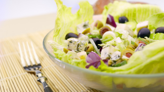 Обои картинки фото еда, салаты, закуски, листья, салата, маслины, оливки, сыр