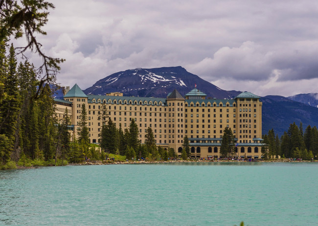 Обои картинки фото banff national park alberta canada, города, - здания,  дома, горы, banff, alberta, canada, парк, дома, отель, озеро