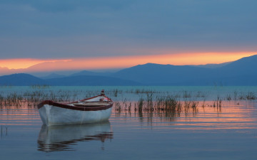 Картинка корабли лодки +шлюпки lake beysehir taurus mountains turkey озеро бейшехир таврские горы турция лодка