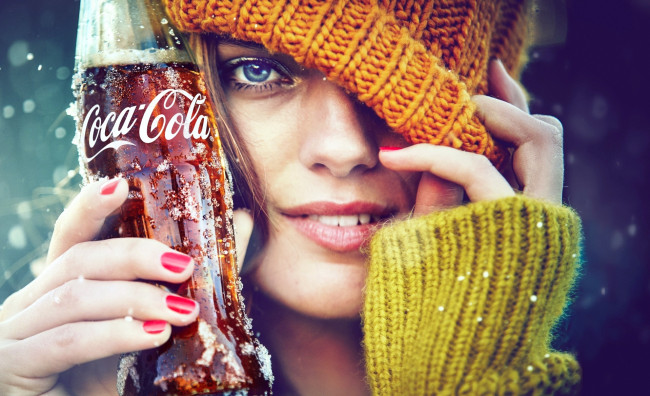 Обои картинки фото бренды, coca-cola, шарф, шапка, улыбка, лицо, кока-кола, девушка, напиток, бутылка