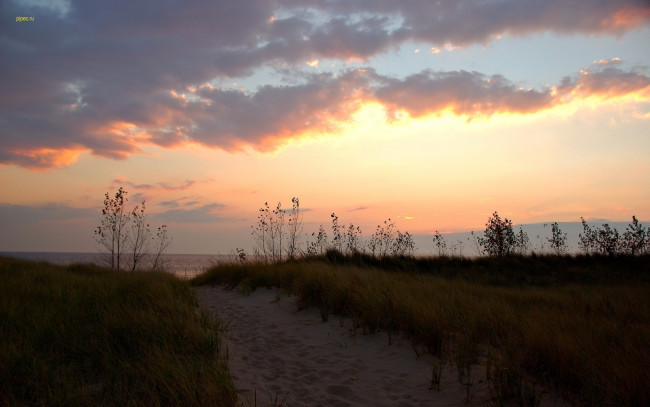 Обои картинки фото природа, побережье, следы, облака, море, закат, трава, песок