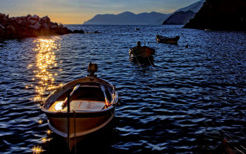 Картинка корабли моторные+лодки закат бухта горы