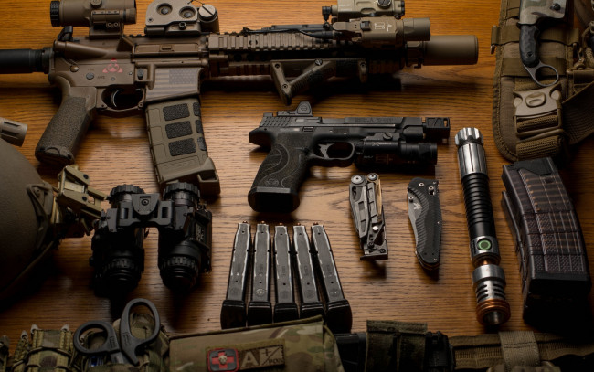Обои картинки фото оружие, штурмовая, винтовка, арсенал, нож, бинокль, пистолет, фонарик, амуниция