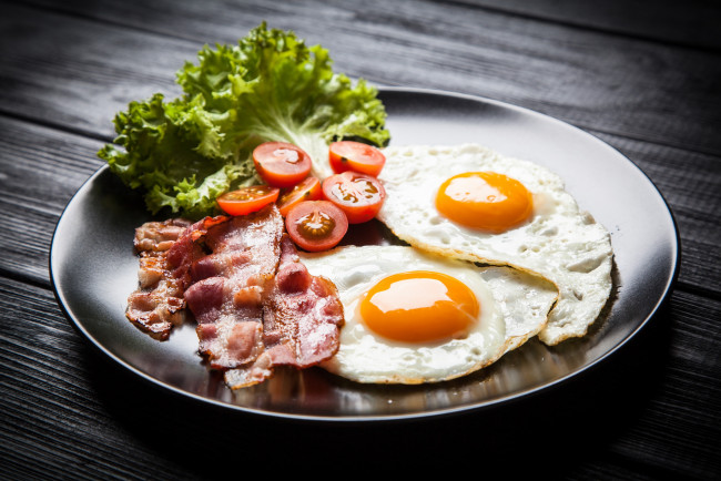 Обои картинки фото еда, Яичные блюда, завтрак, бекон, томат, яйца, салат