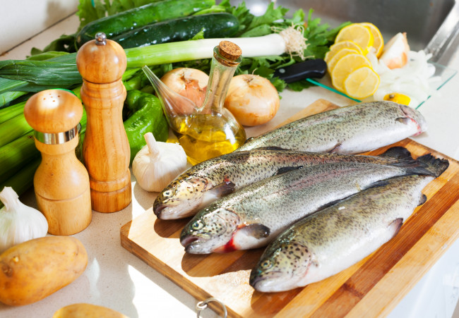 Обои картинки фото еда, рыба,  морепродукты,  суши,  роллы, масло, зелень, овощи, фарель