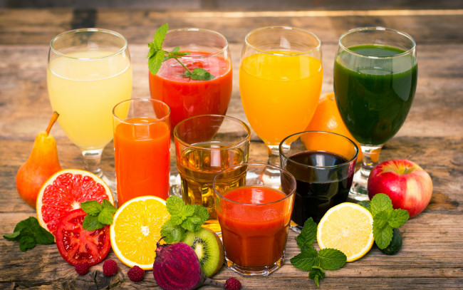 Обои картинки фото еда, напитки,  сок, груша, стаканы, бокалы, яблоко, апельсин, киви, лимон, малина, листья, свекла, грейфрукт, соки, боке