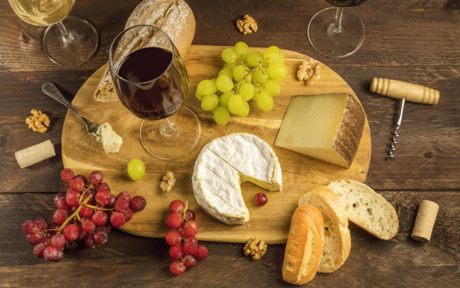 Обои картинки фото еда, сырные изделия, стол, вино, сыр, бокалы, хлеб, виноград, пробки, доска, вилка, штопор, грецкий, орех