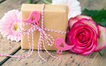 Картинка праздничные подарки+и+коробочки подарок роза гербера
