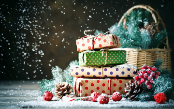 обоя праздничные, подарки и коробочки, шарики, подарки, шишки