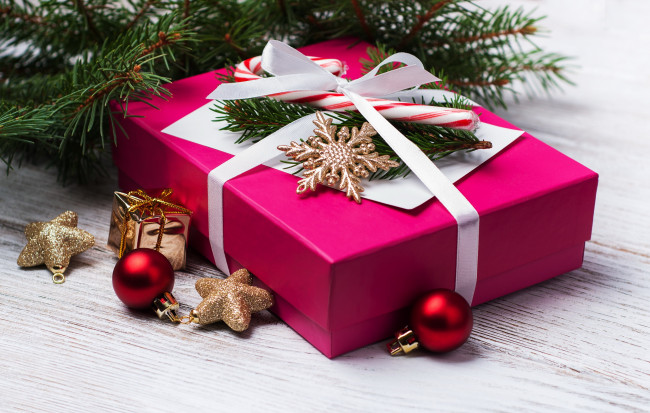 Обои картинки фото праздничные, подарки и коробочки, подарок, снежинка, шарики