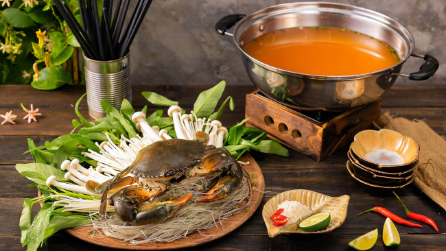 Обои картинки фото еда, рыба,  морепродукты,  суши,  роллы, краб, грибы, соус
