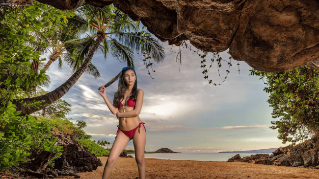 Обои картинки фото девушки, gianna dior, море, пальмы, бикини